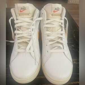 Nike Court Royale 2 Mid white University gold. Never been worn.